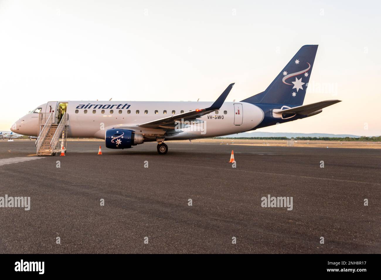 Un avion Embraer 170 Airnorm sur le tablier à l'aéroport de Kununurra - aéroport régional East Kimberley dans la région de Kimberley en Australie occidentale. Ai Banque D'Images