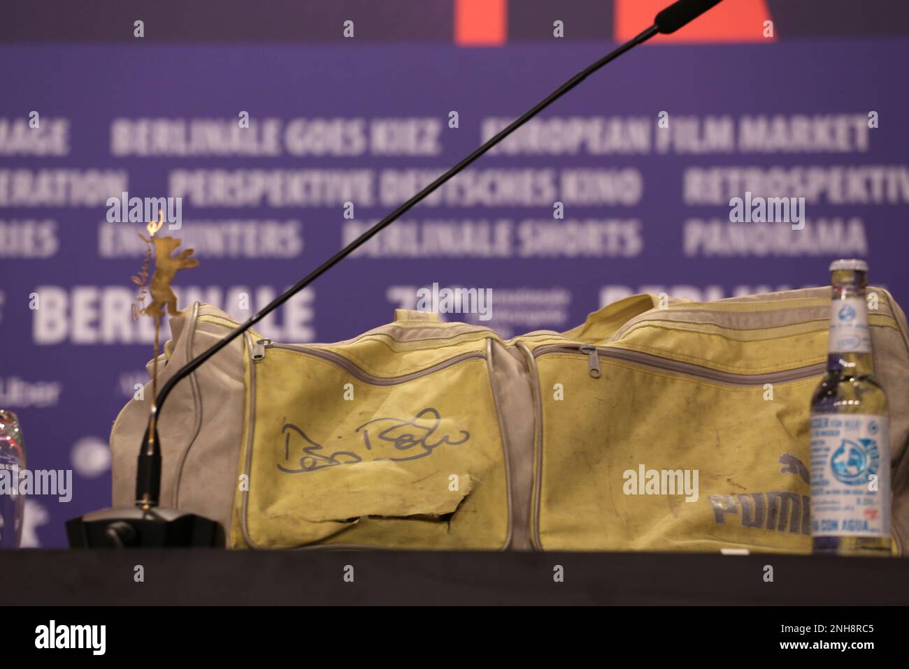 Berlin, Allemagne. 19th février 2023. Un vieux sac de sport signé par Boris  Becker à la conférence de presse pour le film Boom! Boum ! Le monde contre Boris  Becker au Berlinale