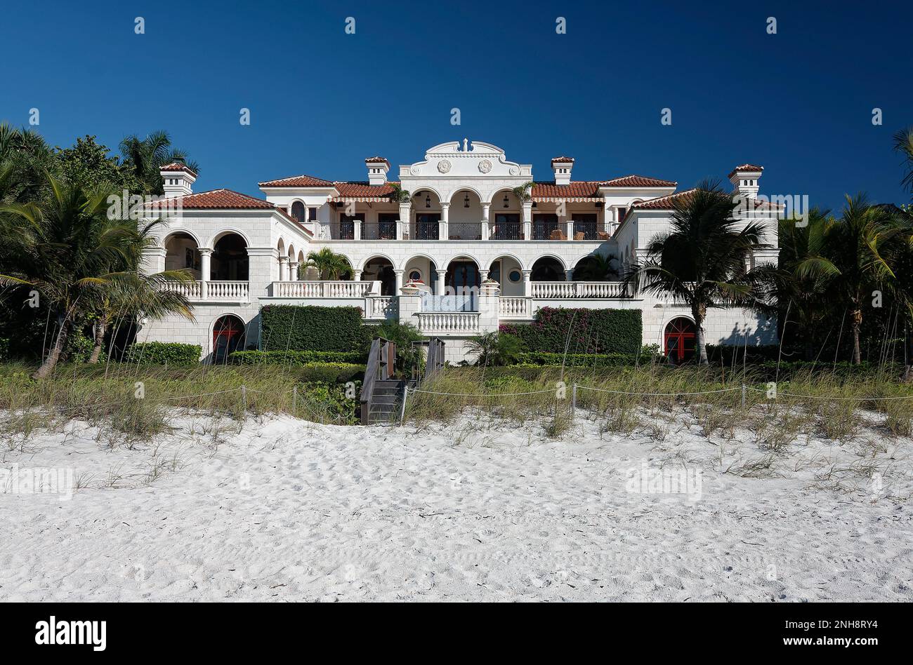 maison palatiale, pierre blanche, toit en terre cuite, de nombreuses arches, de longs balcons, front de mer, sable, palmiers, haut de gamme, attrayant, Floride, Naples, Floride, wi Banque D'Images