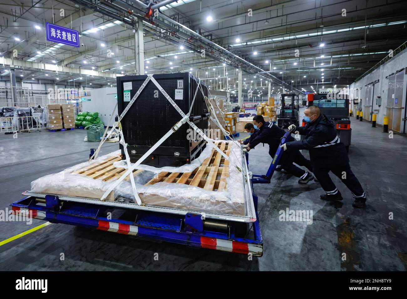 (230221) -- CHENGDU, 21 février 2023 (Xinhua) -- le géant japonais, le panda Xiang Xiang Xiang, arrive à l'aéroport international de Chengdu Shuangliu, dans la province du Sichuan, dans le sud-ouest de la Chine, le 21 février 2022. Mardi matin, une femme géante, le panda Xiang Xiang, a quitté le zoo d'Ueno à Tokyo, au Japon, pour rentrer en Chine, son pays d'origine. Xiang Xiang est né au zoo d'Ueno en juin 2017 à Shin Shin (femme) et RI (homme), deux pandas géants prêtés par la Chine, où appartient la propriété sur les petits qu'ils donnent naissance. Maintenant âgé de cinq ans et huit mois, le panda a atteint sa maturité de reproduction. « En considérant Banque D'Images