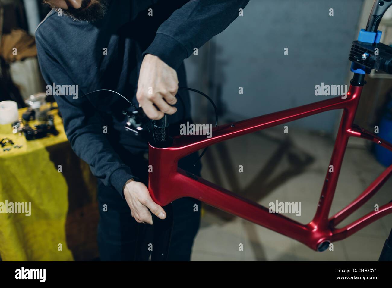 Mécanicien réparateur assemblant l'anneau intermédiaire d'entretoise de vélo personnalisé en atelier Banque D'Images
