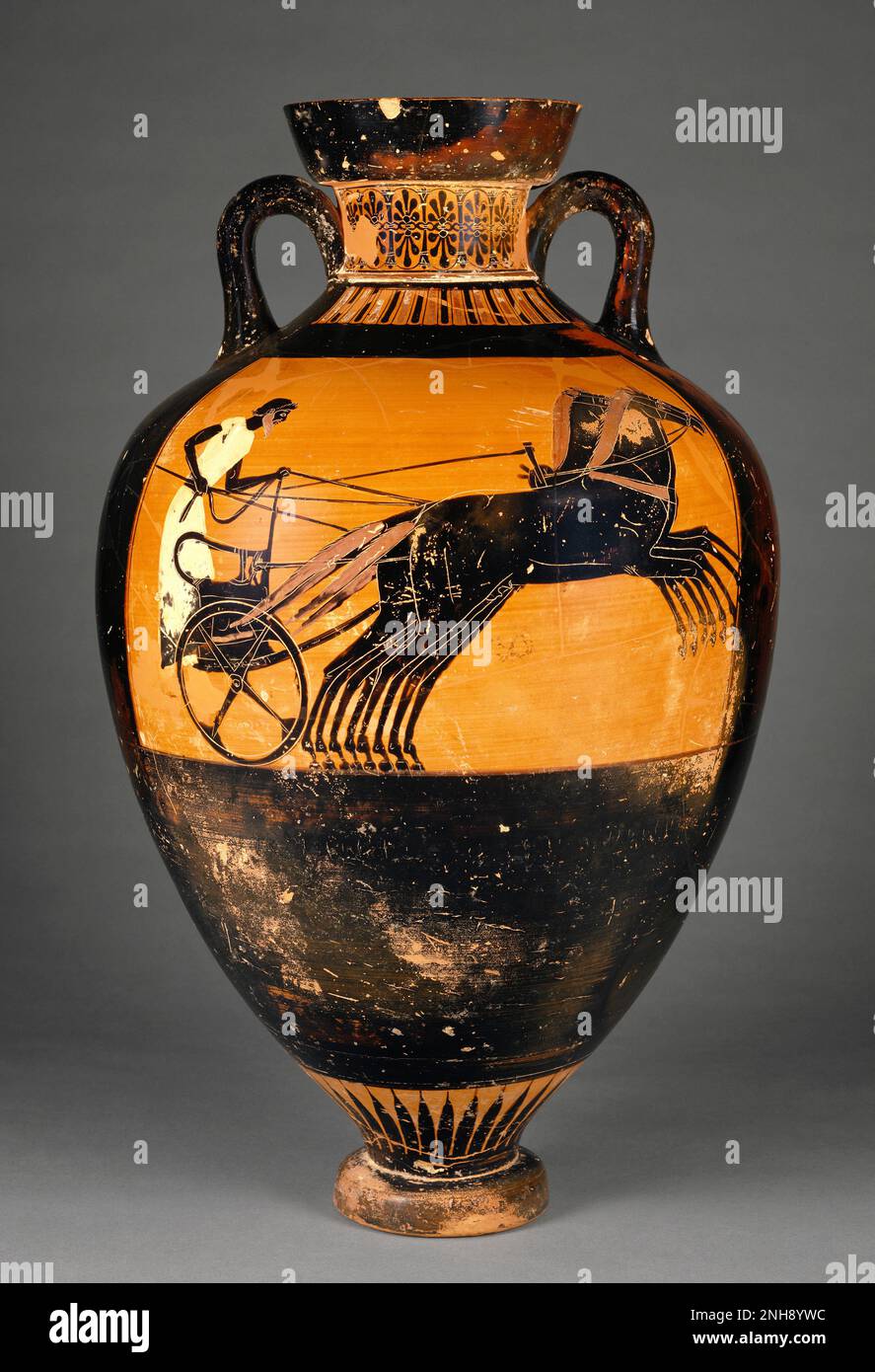 Mansarder Panathenaic Amphora, attribué à Kleophrades Painter (grec), vers 500-480 av. J.-C. Le Grand Panathenaia, un festival religieux d'État, a honoré Athéna, la déesse patronne d'Athènes. Organisé tous les quatre ans, le festival comprenait des compétitions sportives et musicales, et des amphores comme celui-ci remplis d'huile des oliviers sacrés d'Athéna ont été remis en prix. Cette amphore a été décernée au gagnant de la course de quatre chevaux-chars représentée sur elle. Banque D'Images