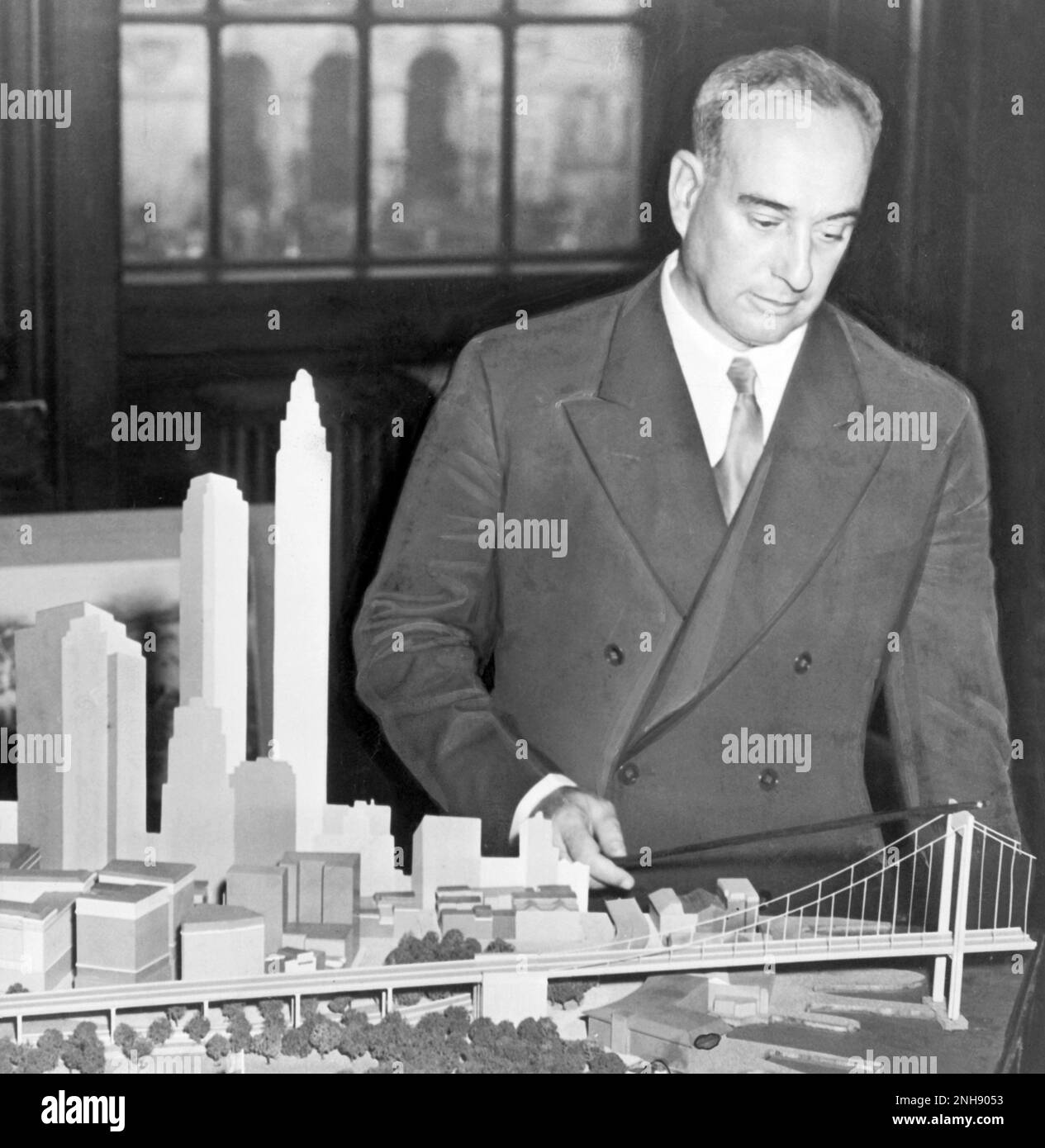 Robert Moses, commissaire du parc de la ville de New York, avec le modèle du pont de batterie proposé. Robert Moses (1888-1981) était un responsable public américain influent dont l'aménagement urbain a refaçonné la région métropolitaine de New York. Photographie de C.M. Stieglitz, 1939. Banque D'Images