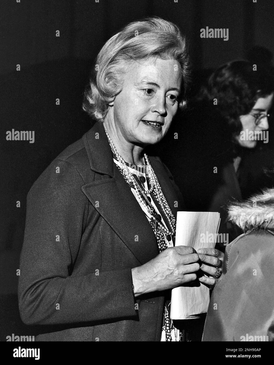 Margaret Burbidge lors d'une conférence invitée au département de physique du Mount Holoke College au printemps 1974. Eleanor Margaret Burbidge (1919-2020) était un astronome d'observation et astrophysicien britannique-américain. Elle a été l'un des fondateurs de la nucléosynthèse stellaire, a travaillé sur les courbes de rotation galaxie et les quasars, et a aidé à développer le spectrographe d'objet faible sur le télescope spatial Hubble. Banque D'Images