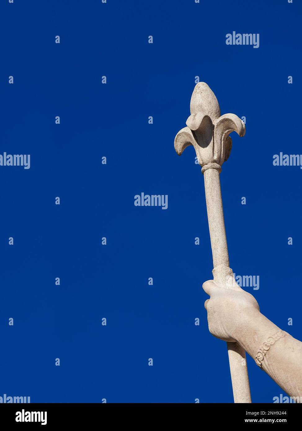 Lily Scepter, un symbole héraldique de la royauté et du pouvoir (avec ciel bleu et espace de copie) Banque D'Images