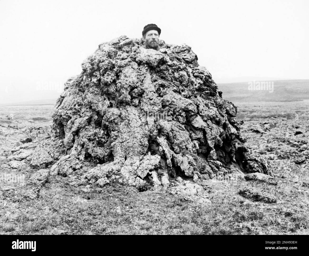 Claque de lanterne en verre d'un homme debout dans un piracle ou un évent de volcan sur une plaine de lave près de Laxamyri, Islande. Photo de Tempest Anderson (1846-1913), 1893. Banque D'Images