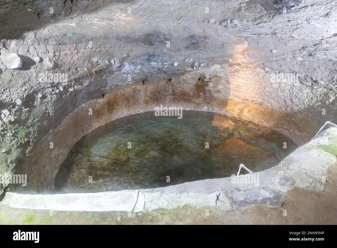 Larmes de la reine Tamar, source Sainte, étang de l'eau Sainte dans une grotte sculptée dans le complexe du monastère de la grotte de Vardzia en Géorgie, qui aurait des caractéristiques de guérison. Banque D'Images