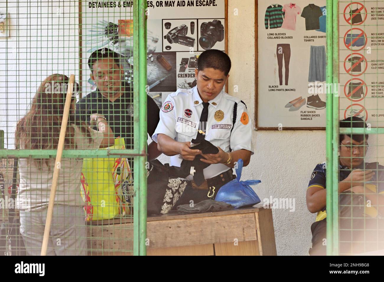 A photo shows staffs at Bureau of Immigration Bicutan Detention Center where four Japanese suspects are staying in Manila, Philippines on February 5, 2023. The four Japanese men are suspected of giving instructions to perpetrators from an immigration facility in Philippines regarding a series of robbery cases in Japan. The Philippine government is aiming for early extradition of all four suspects. ( The Yomiuri Shimbun via AP Images ) Banque D'Images