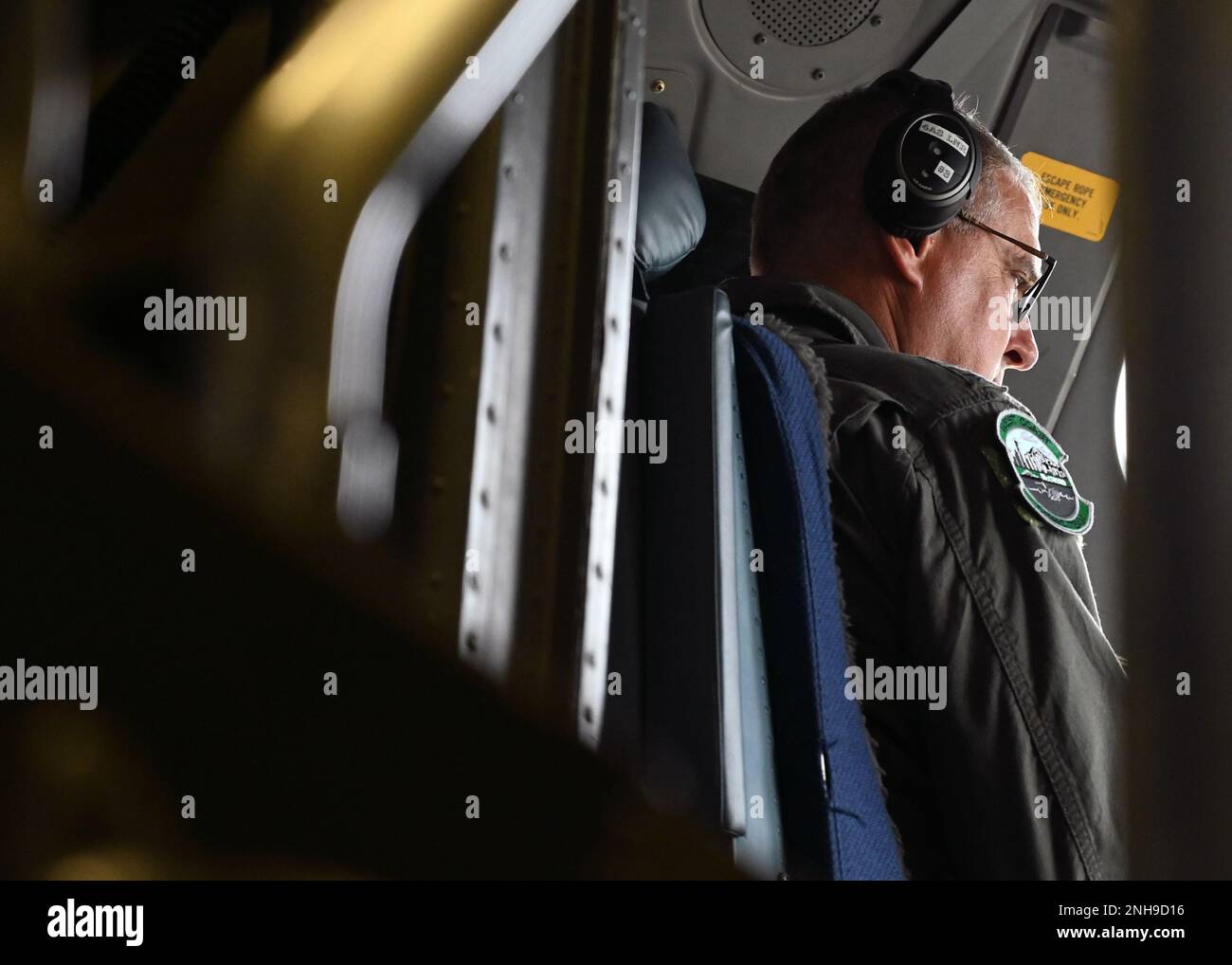 ÉTATS-UNIS Le général de la Force aérienne Mike Minihan, commandant du Commandement de la mobilité aérienne, vole dans un C-17 Globemaster III affecté à l'aile 62D du transport aérien de l'Association des aéronefs expérimentaux Airventure Show, Oshkosh, Wisconsin, 27 juillet 2022. EAA est le plus grand salon aérien annuel des États-Unis et est la plus grande célébration de l'aviation au monde. Banque D'Images