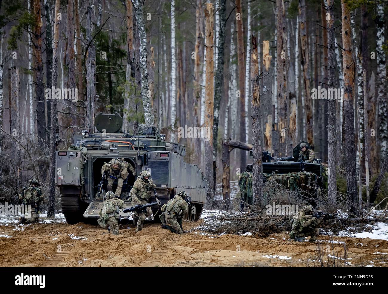 Pabrade, Lituanie. 21st févr. 2023. PABRADE - troupes hollandaises lors d'un exercice en présence du roi Willem-Alexander lors de sa visite dans la zone d'entraînement de Pabrade, Lituanie. Les soldats font partie de la présence avancée renforcée de l'OTAN. ANP ROBIN VAN LONKHUIJSEN pays-bas Out - belgique Out Credit: ANP/Alay Live News Banque D'Images
