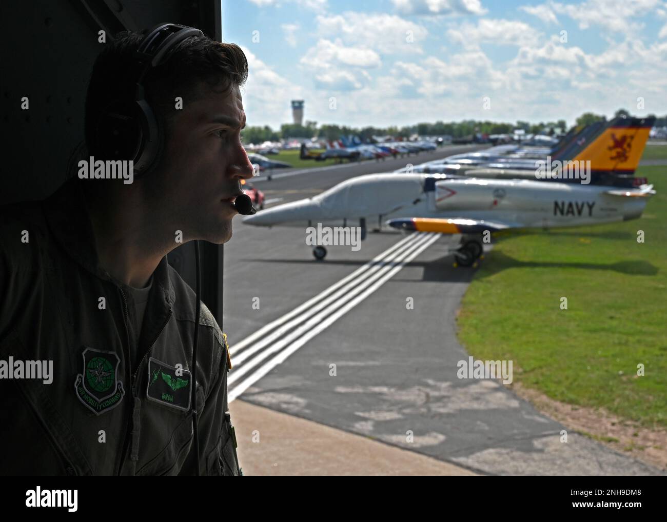 ÉTATS-UNIS Tech. De la Force aérienne Le Sgt Jorge Garcia-Hernandez, chargé de charge de l'escadron de transport aérien 7th, regarde la porte latérale d'un C-17 Globemaster III à l'atterrissage au salon aérien de l'Association des aéronefs expérimentaux, Oshkosh, Wisconsin, 27 juillet 2022. EAA est le plus grand salon aérien annuel des États-Unis et est la plus grande célébration de l'aviation au monde. Banque D'Images