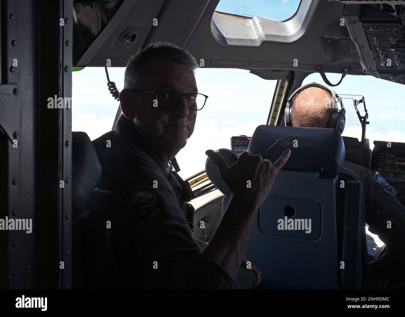 ÉTATS-UNIS Le général de la Force aérienne Mike Minihan, commandant du Commandement de la mobilité aérienne, vole dans un C-17 Globemaster III affecté à l'aile 62D du transport aérien de l'Association des aéronefs expérimentaux Airventure Show, Oshkosh, Wisconsin, 27 juillet 2022. EAA est le plus grand salon aérien annuel des États-Unis et est la plus grande célébration de l'aviation au monde. Banque D'Images