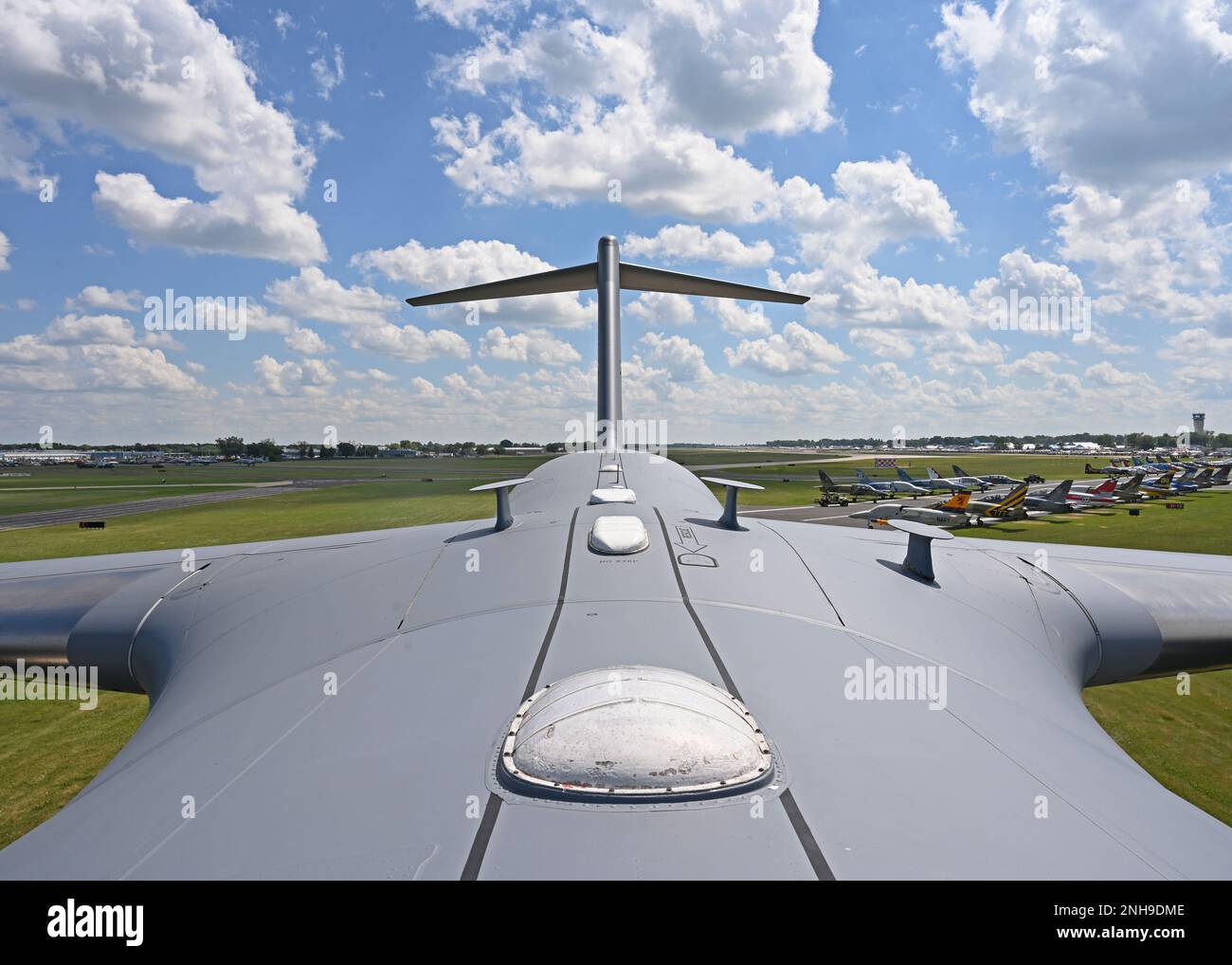 Un C-17 Globemaster III affecté aux taxis de l'aile 62D du transport aérien à une place de stationnement au salon aérien de l'Association des aéronefs expérimentaux, Oshkosh, Wisconsin, 27 juillet 2022. EAA est le plus grand salon aérien annuel des États-Unis et est la plus grande célébration de l'aviation au monde. Banque D'Images