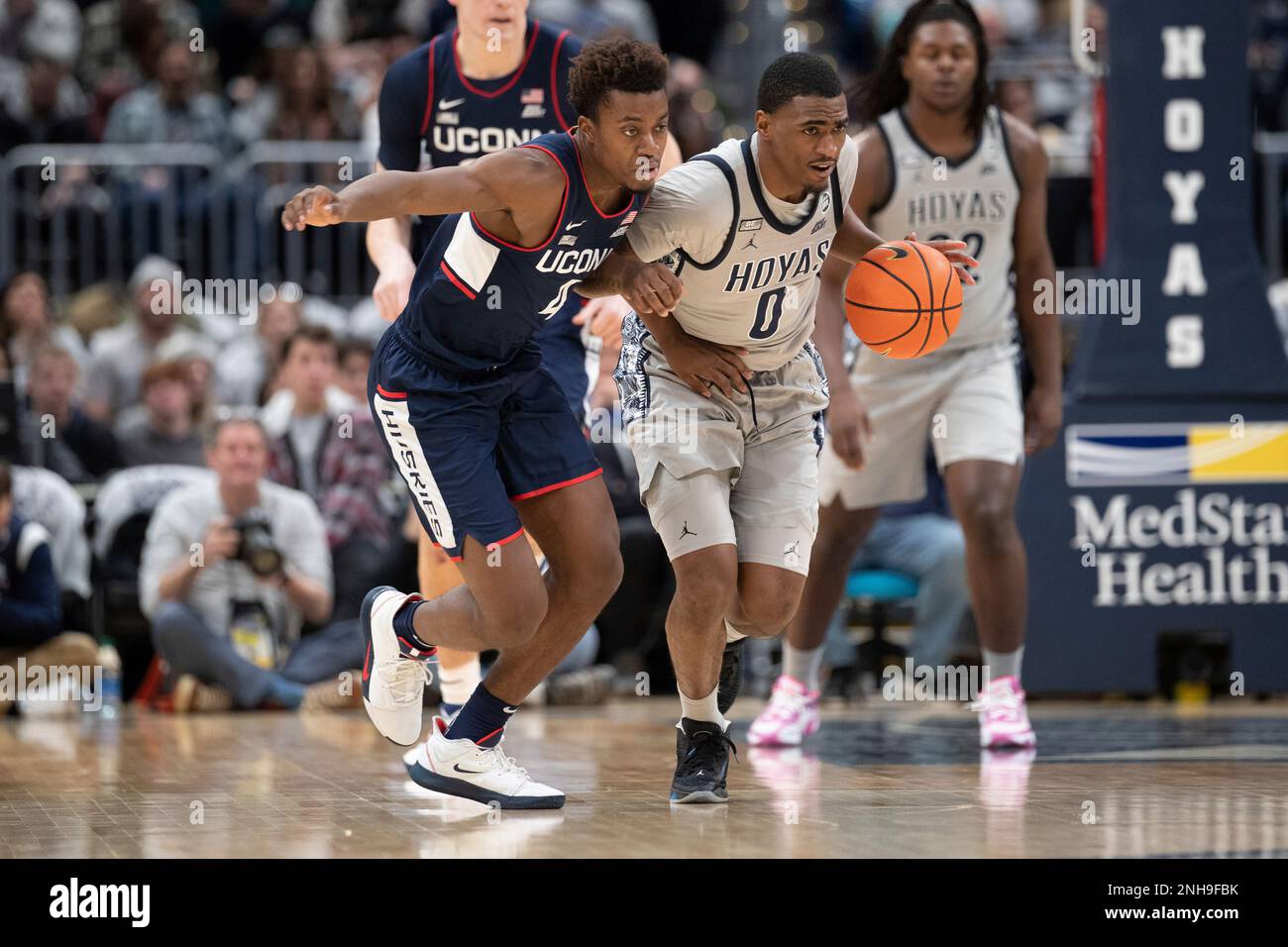 WASHINGTON, DC - FEBRUARY 04: Georgetown Hoyas guard Brandon Murray (0) battles with Connecticut Huskies guard Nahiem Alleyne (4) while dribbling up court during the game between the Connecticut Huskies and the Georgetown Hoyas on February 4, 2023, at the Capital One Arena in Washington, DC. (Photo by Charles Brock/Icon Sportswire) (Icon Sportswire via AP Images) Banque D'Images
