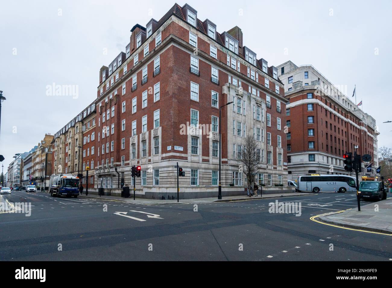 Londres, Angleterre - 10 février 2023: London routes et rue tôt le matin près de Trafalgar Square West ministre Banque D'Images