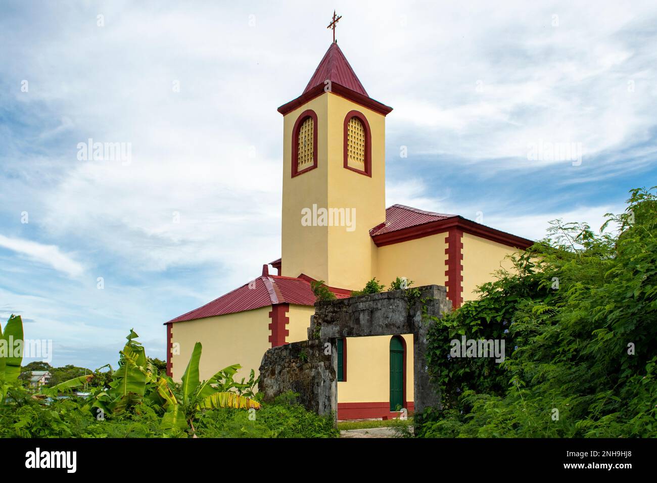 eglise-catholique-a-ambodifotatra-nosy-boraha-madagascar-2nh9hj8.jpg