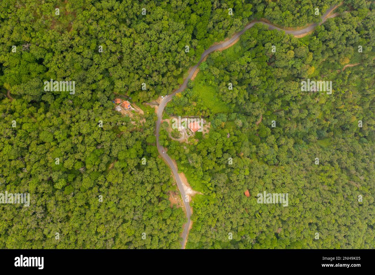 Photographie de drone de petit village de montagne italien pendant la journée d'été Banque D'Images