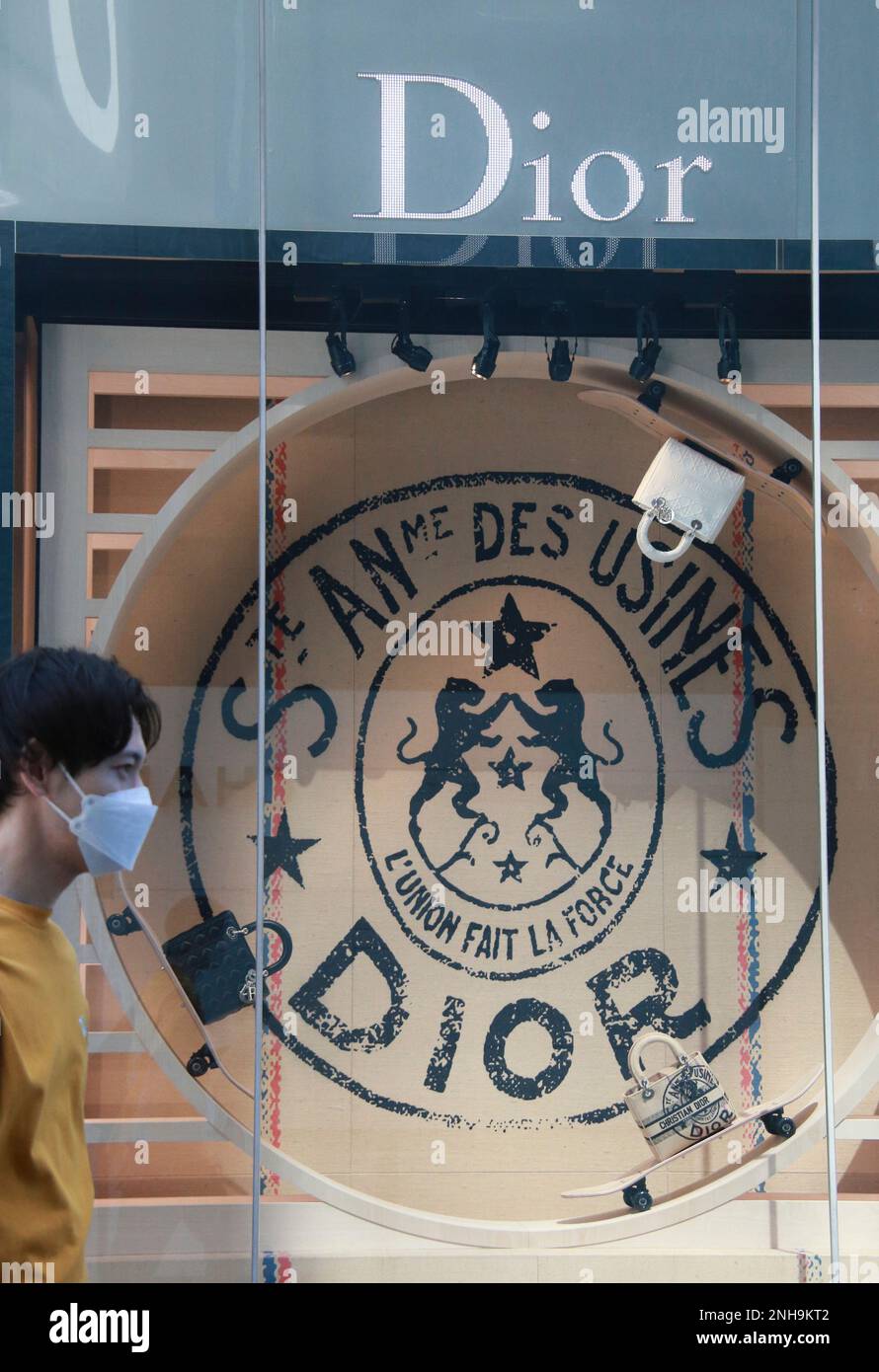 The logo of Christian Dior is seen in Shibuya Ward, Tokyo on May 29, 2022. Christian Dior SE is a European multinational luxury fashion house controlled and chaired by French businessman Bernard Arnault, who also heads LVMH. The company was founded in 1946 by French fashion designer Christian Dior.( The Yomiuri Shimbun via AP Images ) Banque D'Images