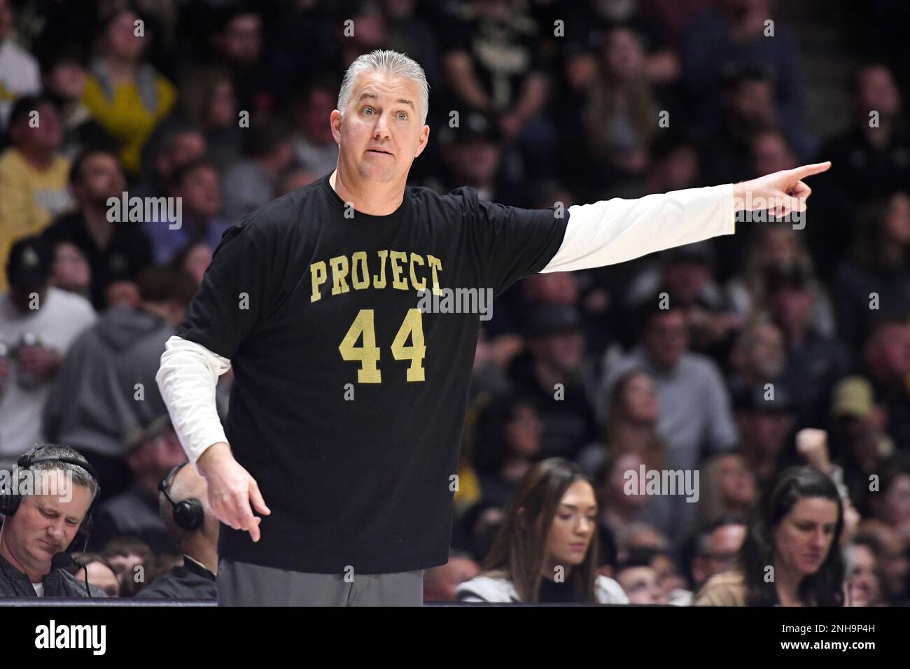 WEST LAFAYETTE, IN - FEBRUARY 01: Purdue Boilermakers Head Coach Matt Painter signals during the college basketball game between the Penn State Nittany Lions and the Purdue Boilermakers on February 1, 2023, at Mackey Arena in West Lafayette, Indiana. (Photo by Michael Allio/Icon Sportswire) (Icon Sportswire via AP Images) Banque D'Images