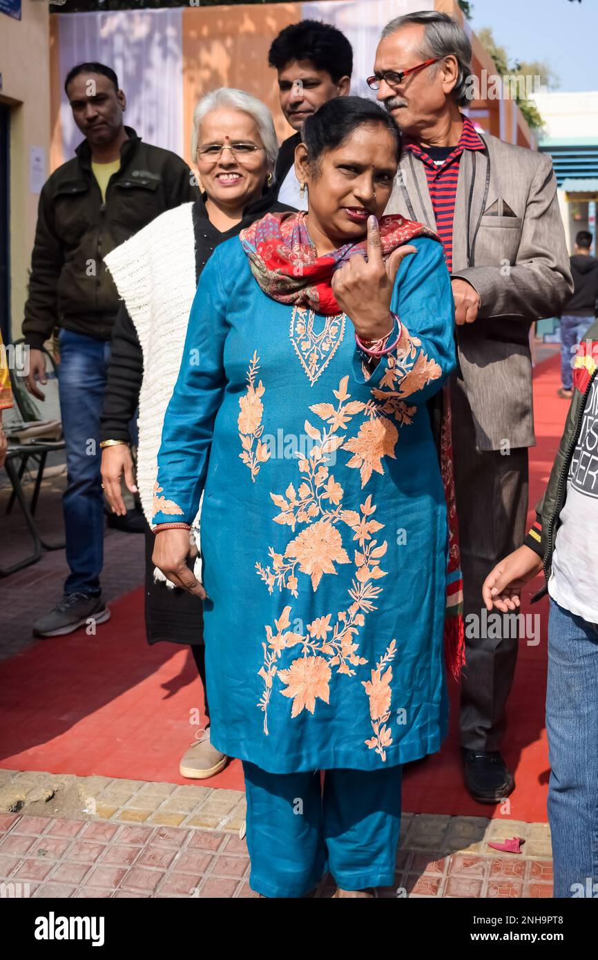 New Delhi, Inde - 04 décembre 2022 - des personnes non identifiées montrant  leurs doigts marqués d'encre après avoir fait des votes devant le bureau de  vote de l'est de Delhi Photo