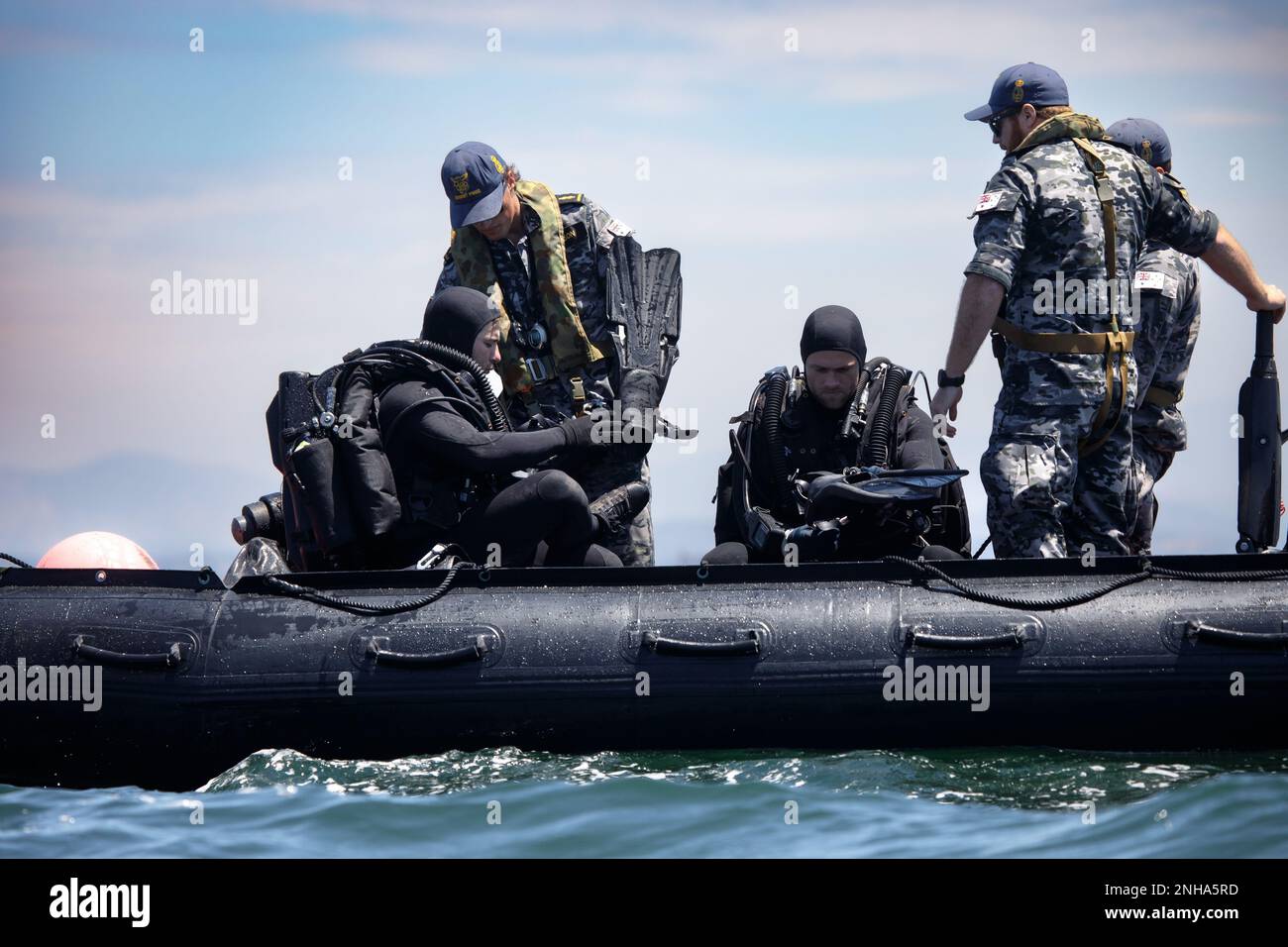 220728-N-N0842-2027 SAN DIEGO (27 juillet 2022) dédouanement de la Marine royale australienne les plongeurs de l'équipe de plongée quatre se préparent à entrer dans l'eau pour un scénario de déminage pendant la Rim du Pacifique (RIMPAC) 2022 Sud de la Californie. Vingt-six nations, 38 navires, trois sous-marins, plus de 170 avions et 25 000 membres du personnel participent au RIMPAC de 29 juin au 4 août dans les îles hawaïennes et dans le sud de la Californie. Le plus grand exercice maritime international au monde, RIMPAC offre une occasion unique de formation tout en favorisant et en soutenant les relations de coopération entre les participants Banque D'Images