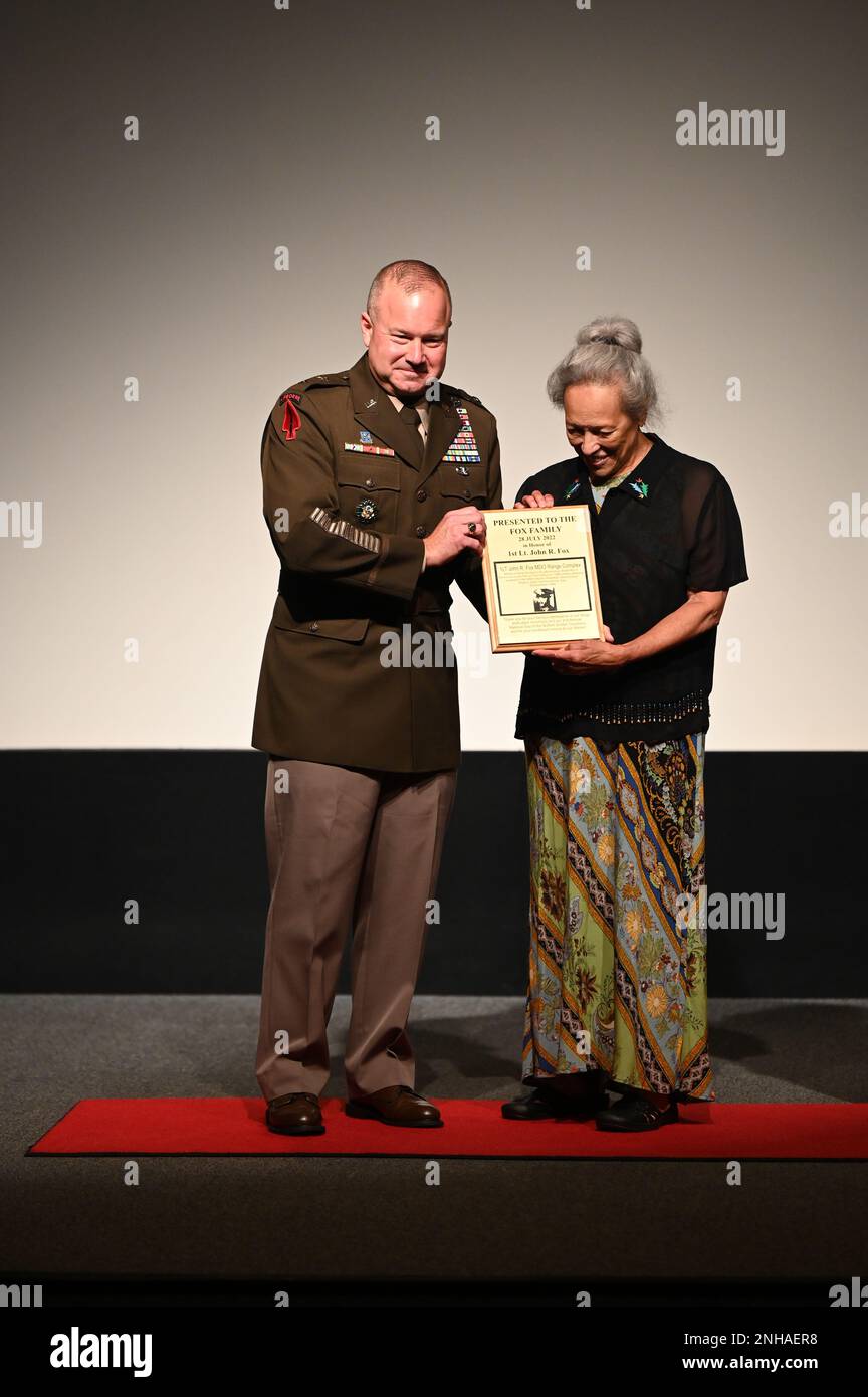 Major général Anthony R. Hale, États-Unis Le Centre d'excellence du renseignement de l'Armée de terre et le général commandant de fort Huachuca se trouvent en compagnie de Sandra Fox, fille du lieutenant John R. Fox, soldat de Buffalo et récipiendaire de la Médaille d'honneur de 1st, lors de la cérémonie annuelle de la Journée du soldat de Buffalo de 2nd à l'auditorium Fitch, à 28 juillet. Banque D'Images