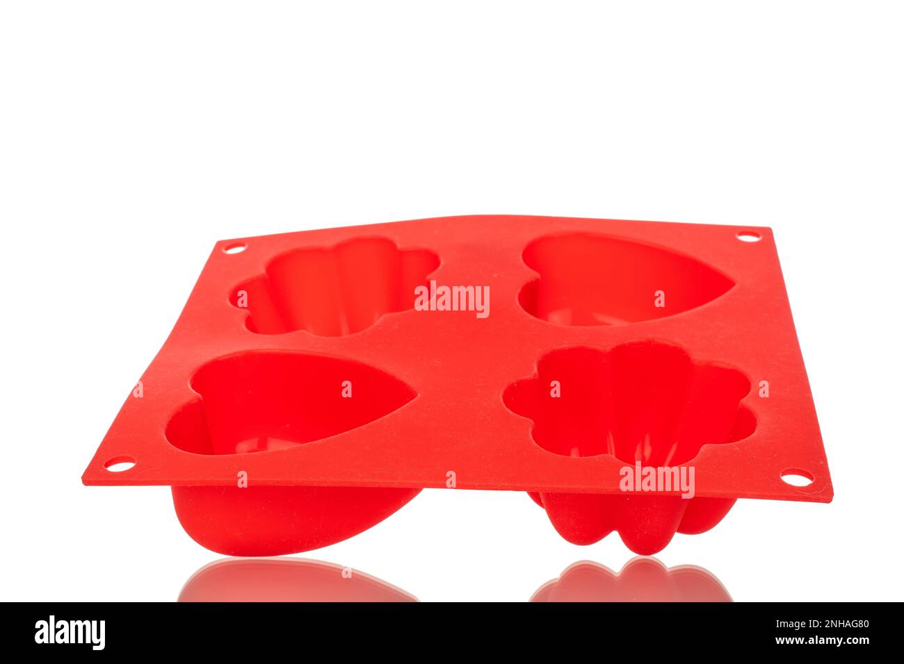 Emporte-pièce en silicone rouge, macro, isolé sur fond blanc. Banque D'Images