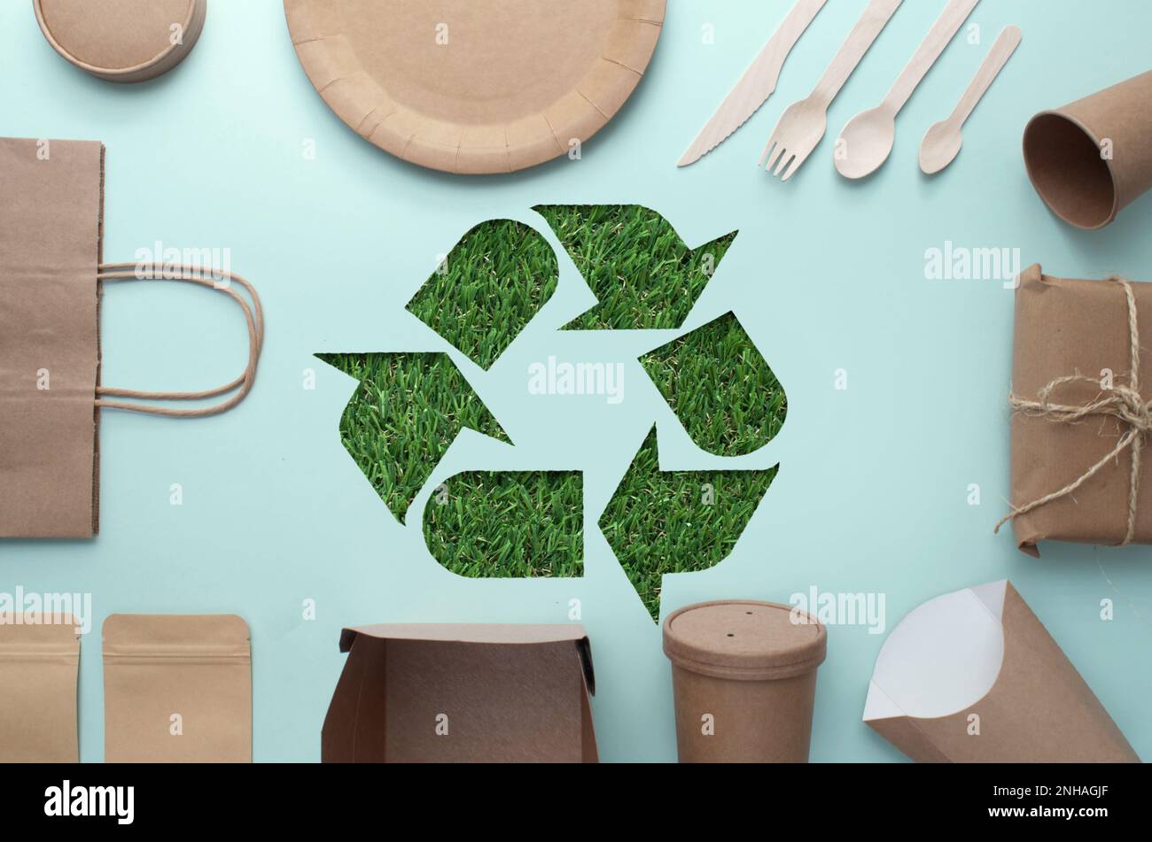 Collection d'emballages écologiques à faible teneur en carbone avec découpe du symbole de recyclage de l'herbe au centre Banque D'Images