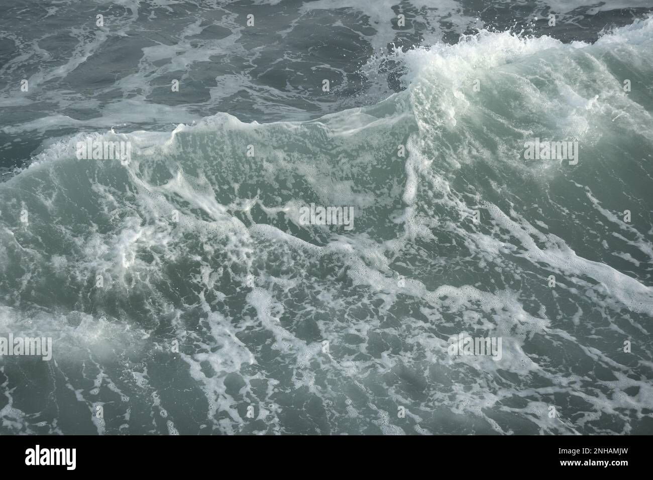 Vagues rugueuses de la mer avec mousse blanche Banque D'Images