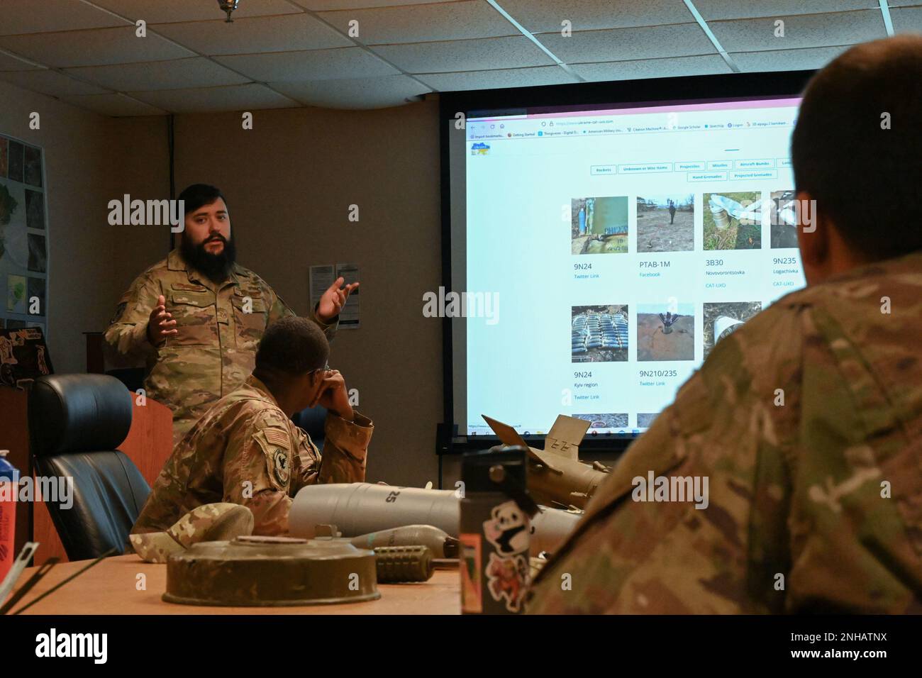 Tech. Le Sgt Grant Schneider, technicien d'élimination des munitions explosives de l'escadron de génie civil 19th, informe les autres membres de l'escadron sur différents types de munitions lors d'une journée d'entraînement de la Force d'urgence (BŒUF) de l'ingénieur de la base principale à la base aérienne de Little Rock, Arkansas, 29 juillet 2022. Au cours du Prime BEEF, les membres ont également été formés à l'utilisation des lunettes de vision nocturne et aux techniques de communication radio. Banque D'Images