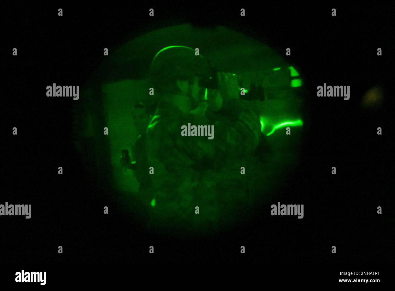 Un technicien d'élimination d'explosifs de l'escadron de génie civil du 19th utilise une paire de lunettes de vision nocturne lors d'une journée d'entraînement de la Force d'urgence (BŒUF) de l'ingénieur de la base aérienne de Little Rock, Arkansas, 28 juillet 2022. Dans la partie de nuit des lunettes de vue de Prime BEEF, les membres ont été tenus de passer par une pièce noire de terrain et d'accomplir des tâches. Banque D'Images