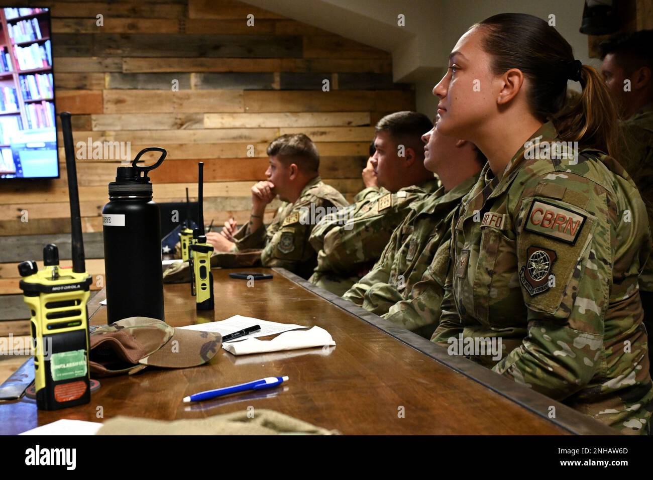Les aviateurs du 19th e Escadron de génie civil assistent à une classe sur les techniques de communication radio lors d'une journée d'entraînement de la Force d'urgence (BŒUF) de l'ingénieur de base à la base aérienne de Little Rock, Arkansas, 28 juillet 2022. Les membres ont été informés des procédures et du jargon appropriés et ont ensuite été tenus des mettre en pratique. Banque D'Images
