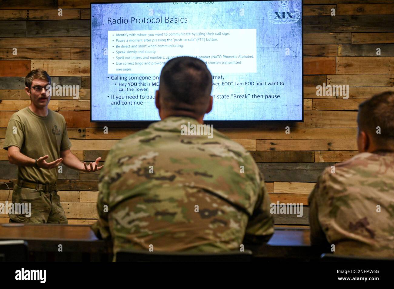 Un technicien d'élimination d'explosifs de l'escadron de génie civil du 19th fait des exposés aux autres membres de l'escadron sur les techniques de communication radio lors de la journée du Premier mécanicien de la Force d'urgence (BOEUF) à la base aérienne de Little Rock, Arkansas, 28 juillet 2022. Les membres ont été informés des procédures et du jargon appropriés et ont ensuite été tenus des mettre en pratique. Banque D'Images