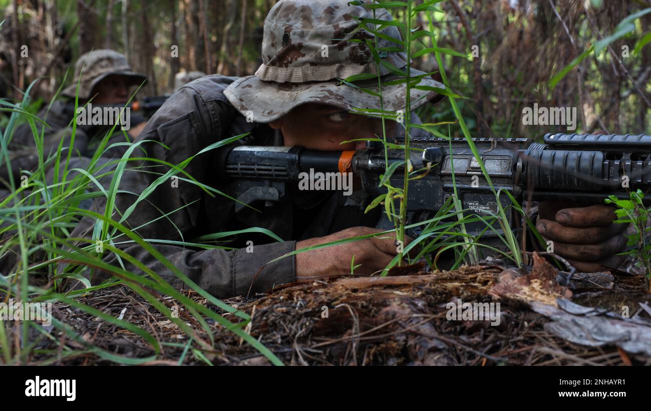 Recrute avec la Compagnie de golf, 2nd recrute le Bataillon d'entraînement, s'attaque au Crucible à bord du corps maritime recent Depot Parris Island, S.C. (28 juillet 2022). Le Crucible est l'événement culminant de 54 heures pour toutes les recrues avant la cérémonie de l'aigle, du Globe et de l'ancre. Il s'agit de leur test final sur les compétences et la résilience qu'ils ont acquises au cours de leur formation de recrutement. Banque D'Images