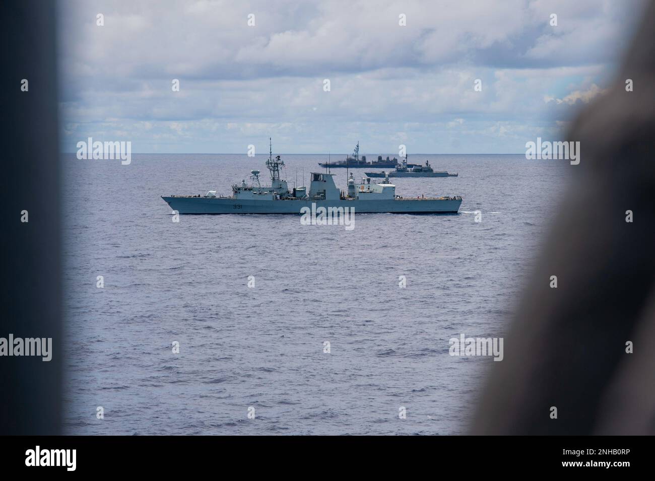 OCÉAN PACIFIQUE (28 juillet 2022) de gauche à droite, la frégate de classe Halifax de la Marine royale du Canada NCSM Vancouver (FFH 331), la corvette de classe Kasuri de la Marine royale de Malaisie KD Lekir (F 26) et le destroyer de classe Takanami de la Force maritime japonaise JS Takanami (DD 110) naviguent en formation pendant la côte du Pacifique (RIMPAC) 2022, 28 juillet. Vingt-six nations, 38 navires, trois sous-marins, plus de 170 avions et 25 000 membres du personnel participent au RIMPAC de 29 juin au 4 août dans les îles hawaïennes et dans le sud de la Californie. RIMPAC, le plus grand exercice maritime international au monde, est à la portée de tous Banque D'Images