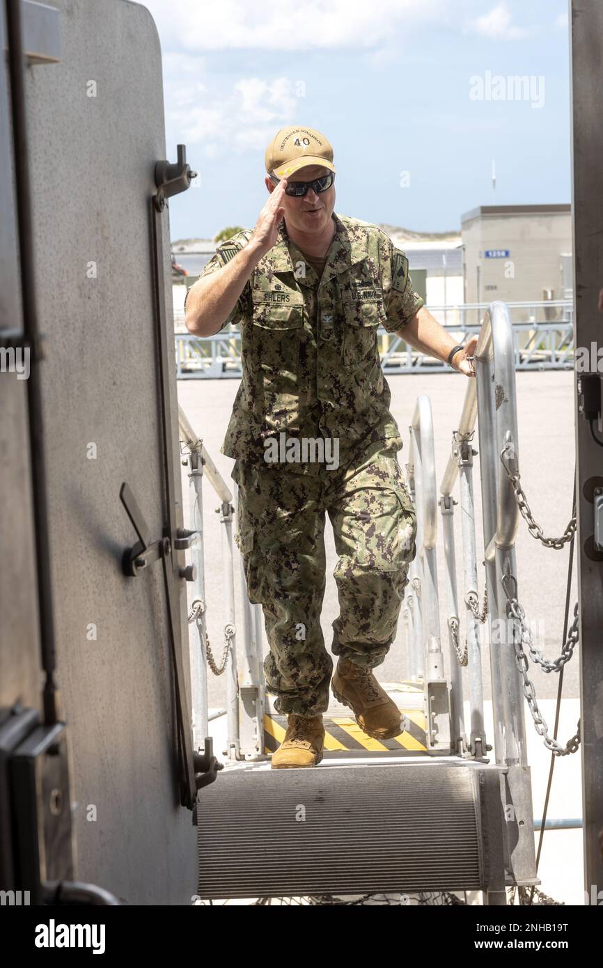 220728-M-JX780-1016 STATION NAVALE MAYPORT, FLORIDE (28 juillet 2022) – le capitaine Peter Ehlers, commodore de l'escadron de destroyer (DESRON) 40, rend hommage lorsqu'il vient à bord du navire de transport rapide de la classe Spearhead USNS Burlington (T-EPF-10) pour une visite du navire avant son déploiement dans la zone de responsabilité de la flotte américaine 4th. Burlington est déployé à la flotte américaine 4th pour soutenir l'entretien expéditionnaire des navires de combat littoraux déployés dans la région et mener des missions de coopération en matière de sécurité de théâtre afin de maintenir l'accès, d'améliorer l'interopérabilité et de construire un pair durable Banque D'Images