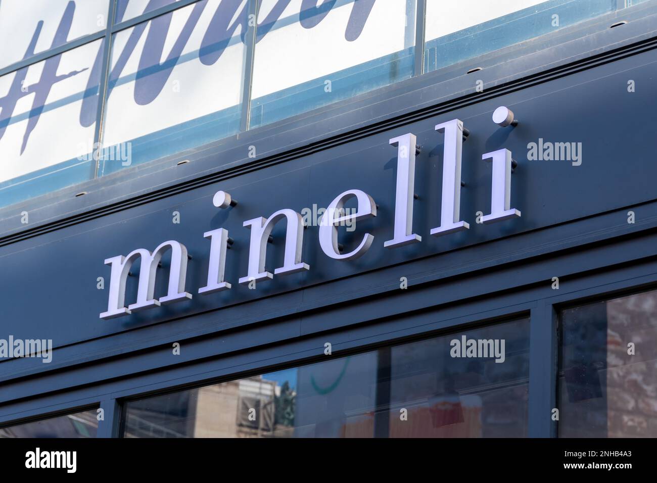Signe commercial d'une boutique Minelli, une société française de chaussures, de maroquinerie et d'accessoires pour hommes et femmes Banque D'Images