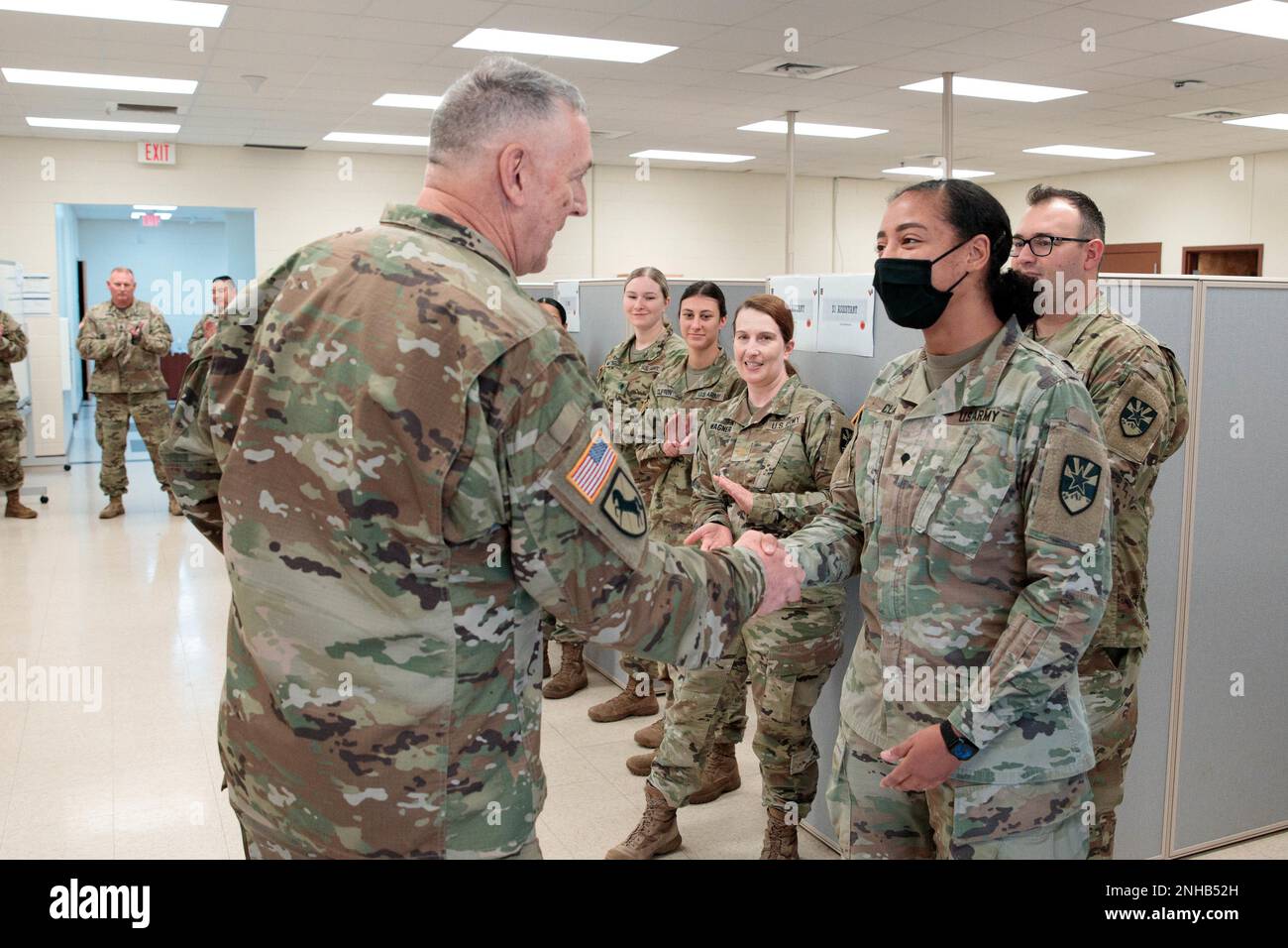 Armée de l'Arizona Garde nationale Brig. Le général Lonnie J. Branum, commandant de la composante terrestre, présente sa pièce de monnaie à la CPS. Jazmin Clay, un analyssiste du renseignement à la Compagnie du quartier général et du quartier général, 198th Groupe de soutien régional, 28 juillet 2022, lors de sa visite au Centre d'entraînement des forces interarmées du camp Shelby, au Mississippi. Le SPC. Clay, qui était à la CSJFTC avec son unité pour la formation annuelle, a été reconnu pour être un soldat responsable qui peut travailler de façon indépendante et peut être invoqué pour accomplir toutes les tâches qui lui sont confiées. (Photo de la Garde nationale de l'Armée de l'Arizona par le Sgt. 1st Brian A. Barbour) Banque D'Images