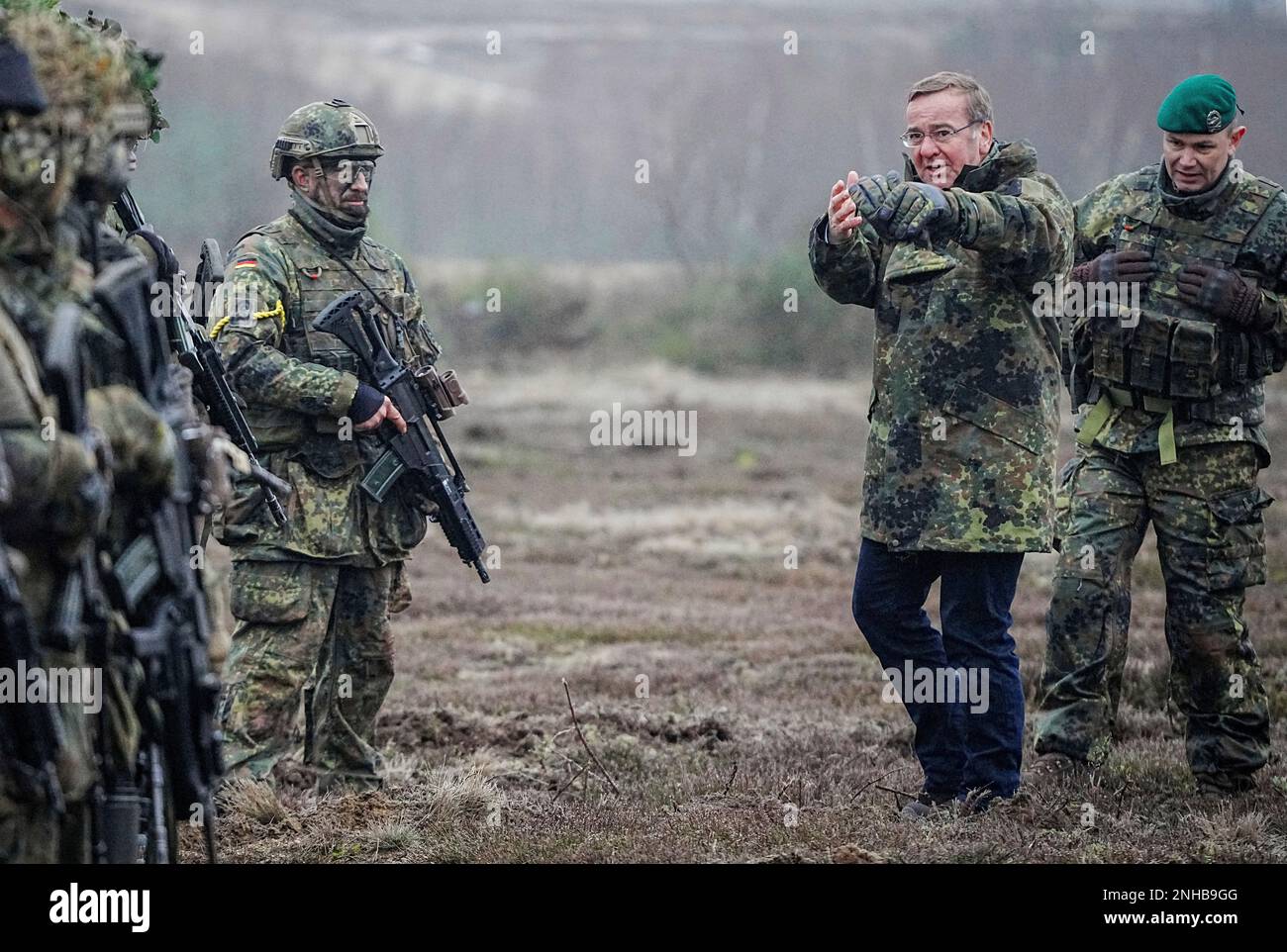 Boris Pistorius, Federal Minister of Defense, talks to soldiers during his inaugural visit to the Bundeswehr at the Altengrabow training area in Moeckern, Germany, Thursday, Jan.26, 2023. After insights into the firing and combat training of the logisticians of the Armed Forces Base and the armored infantrymen of the Army, the minister held talks with the soldiers. (Kay Nietfeld/dpa via AP) Banque D'Images