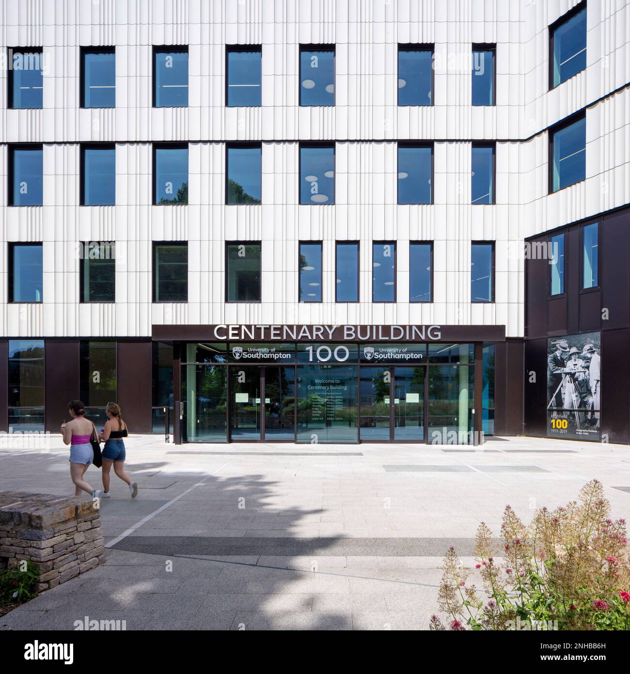 Photo de l'entrée principale, avec deux étudiants à pied. Centenaire, Université de Southampton, Southampton, Royaume-Uni. Architecte: Feilden Clegg Banque D'Images