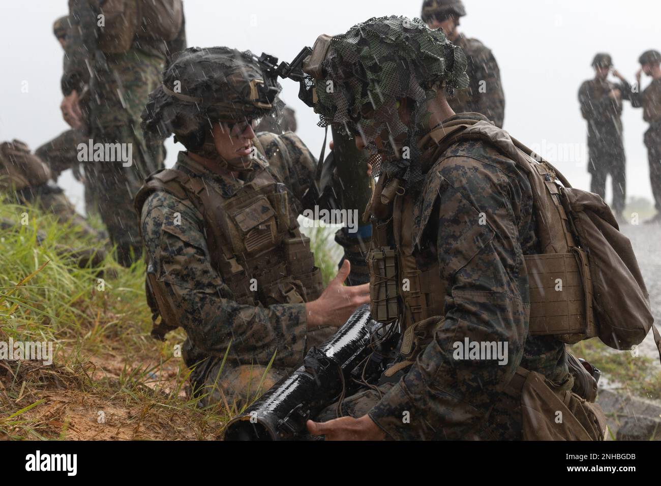 ÉTATS-UNIS Le Cpl. Kyle Robert (à gauche) et le Cpl. Cristian Alfonso (à droite) du corps maritime, tous deux des riflemen du 3D Bataillon, 3D Marines, chargent un lanceur de roquettes M136 AT4 pendant des attaques d'escouade au camp Hansen, Okinawa, Japon, 28 juillet 2022. Cette formation a amélioré la compétence des Marines au niveau tactique et a développé un leadership de petite unité. 3/3 est déployé dans l'Indo-Pacifique sous le titre 4th Marines, 3D Marine Division dans le cadre du Programme de déploiement d'unité. Banque D'Images