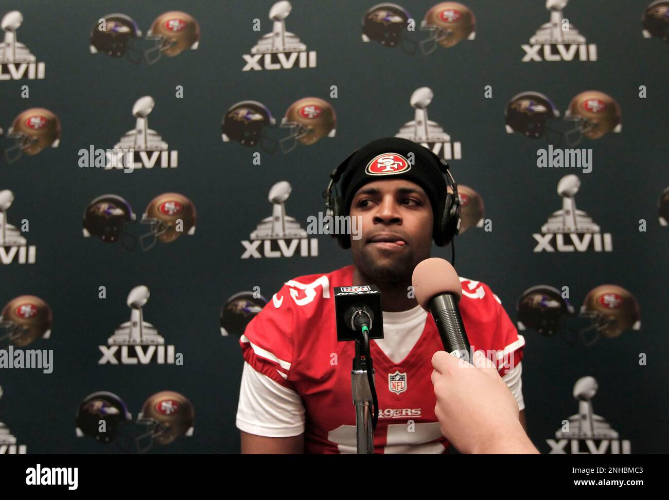 49er receiver Michael Crabtree, 15, is interviewed during the daily press conference for the San Francisco 49ers on Wednesday January 30, 2013 in New Orleans, La., as the two teams the Baltimore Ravens and the San Francisco 49ers prepare for this Sunday's NFL Superbowl game. (Michael Macor/San Francisco Chronicle via AP) Banque D'Images