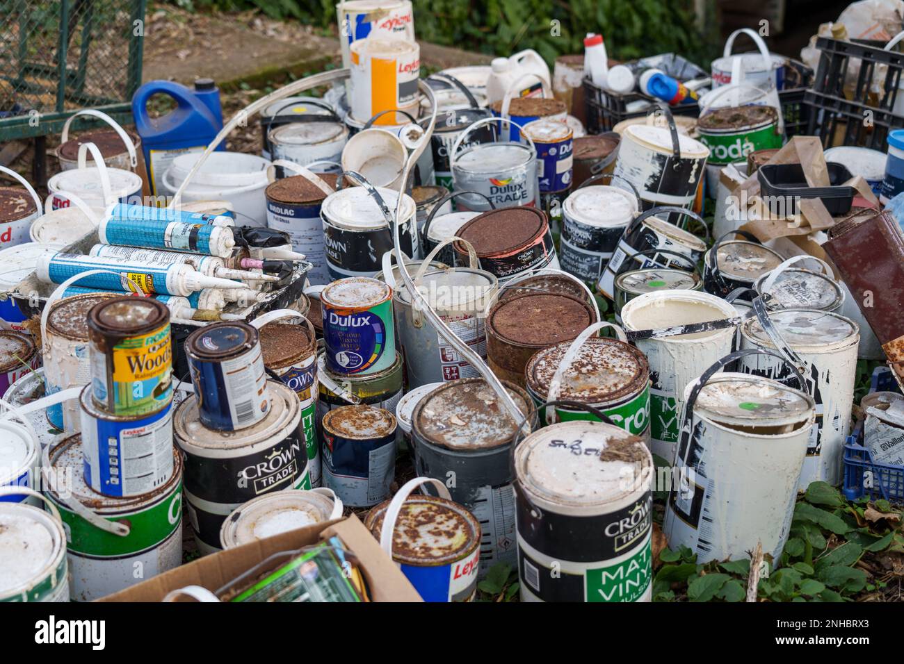 Pots de peinture utilisés et matériaux de décoration Royaume-Uni Banque D'Images