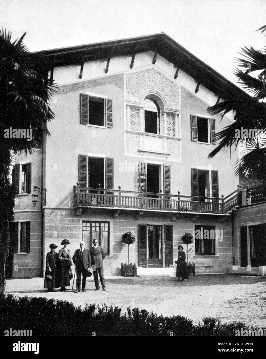 1924 , Etats-Unis : Luigi CADORNA ( 1850 - 1928 ) le Maresciallo d'Italia , capo di stato Maggiore ( 1914 ) pendant la première Guerre mondiale , stoppa les autrichiens en 1916 , conquérir la ville de Gorizia . Dans cette photo avec sa famille dans le jardin de Villa Castagnola , Pallanza - Italie - PRIMA GUERRA MONDIALE - 1915 1918 - giardino - Lago Maggiore - Verbania --- Archivio GBB Banque D'Images