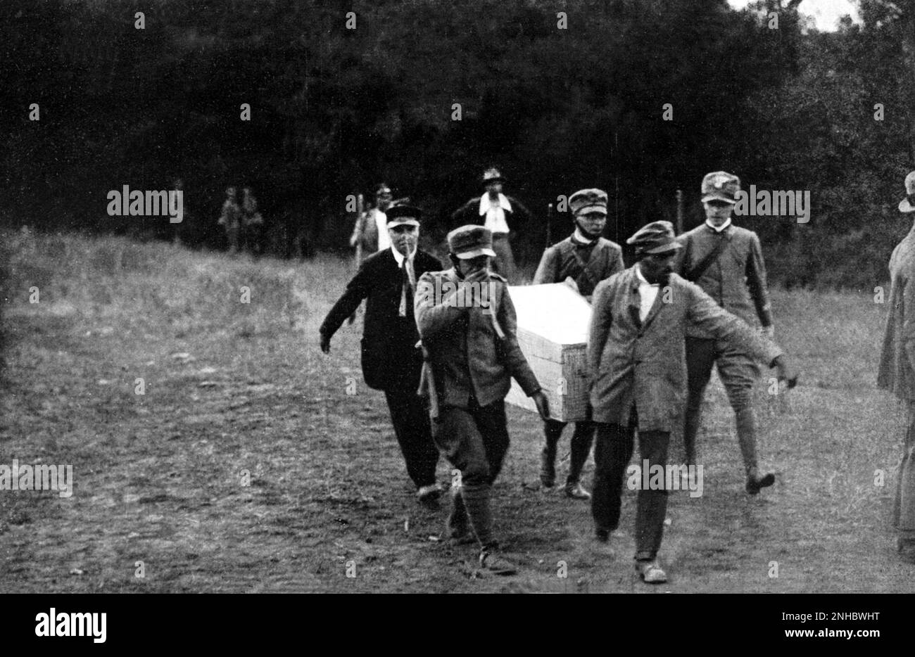 16 août 1924 , Roma , Italie : la découverte du corps du socialiste italien GIACOMO MATTEOTTI ( 1885 - 1924 ) dans une brousse Boschetto della Quartarella près de la via Flaminia , Tué des fascistes le jour 10 juin 1924 le jour de l'enlèvement - SOCIALISMO - PARTITO SOCIALISTA - SOCIALISME - POLITHO - portrait - ritratto - FASCISMO - PSI - vittima del nazi-fascismo - RAPITO - RAPIMENTO - fascismo - PSI --- Archivio GBB Banque D'Images