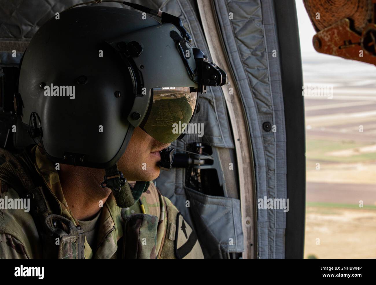 Le sergent d'état-major Cameron McKinstry, un mécanicien de bord du CH-47F affecté au bataillon 2nd, 227th Aviation Regiment, 1st Air Cavalry Brigade, 1st Air Cavalry Division, regarde le terrain pendant un survol dans un CH-47 Chinook lors d'une répétition de démonstration d'assaut aérien sur 28 juillet 2022, à Mihail Kogalniceanu, Roumanie. 101st unités soutiendront la mission du V corps pour renforcer le flanc est de l’OTAN et s’engageront dans des exercices multinationaux avec des partenaires à travers le continent européen pour rassurer nos alliés des nations. Banque D'Images