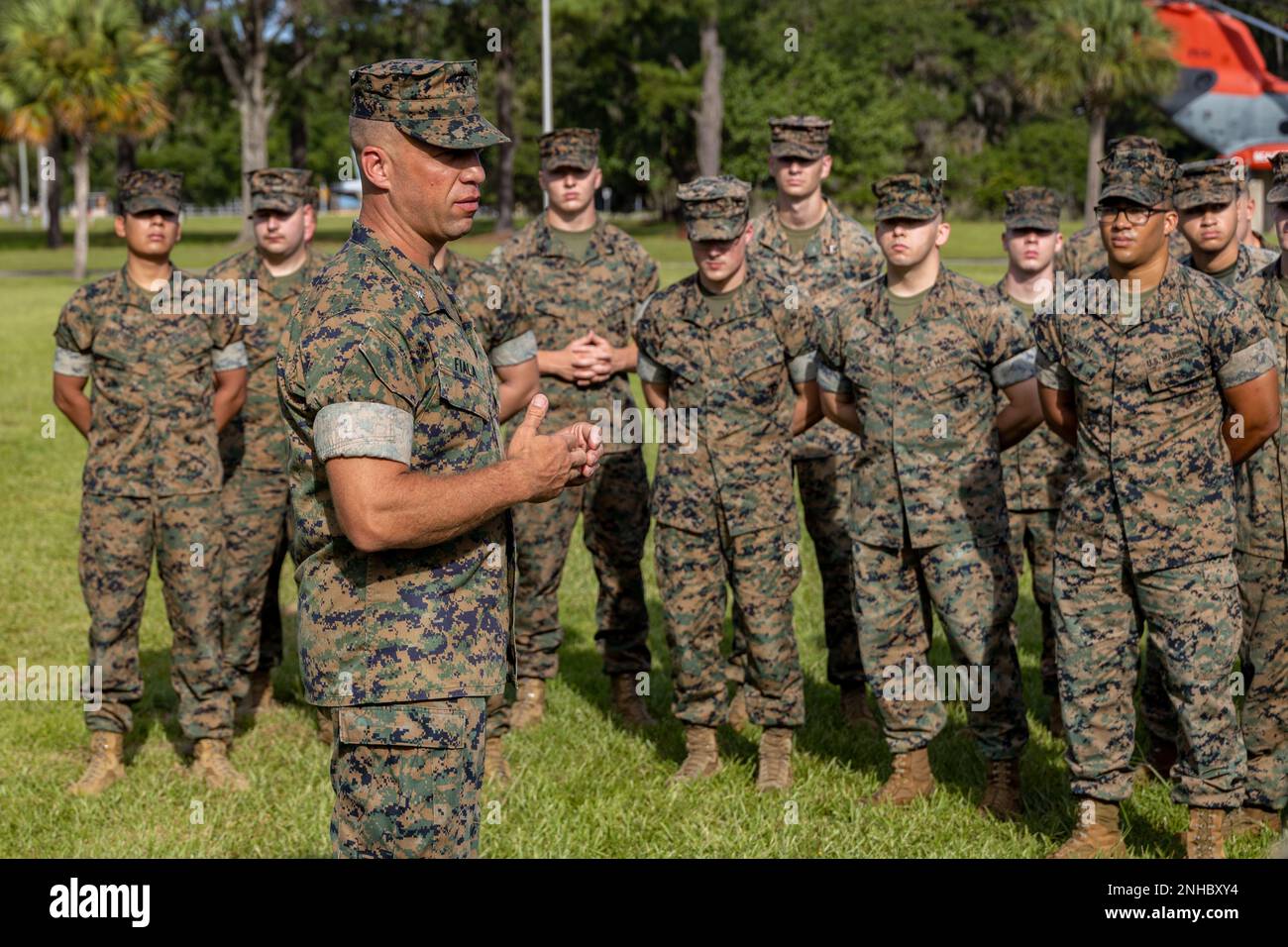 ÉTATS-UNIS Le lieutenant-colonel Benjamin Fiala, commandant du quartier général et de l'escadron du quartier général de la Station aérienne du corps maritime (MCAS) de Beaufort, parle à ses Marines après une cérémonie de remise des prix au MCAS de Beaufort, en Caroline du Sud, en 28 juillet 2022. Les cérémonies de remise des prix ont lieu tous les mois pour montrer aux Marines la reconnaissance de leur travail acharné et de leurs efforts. Banque D'Images