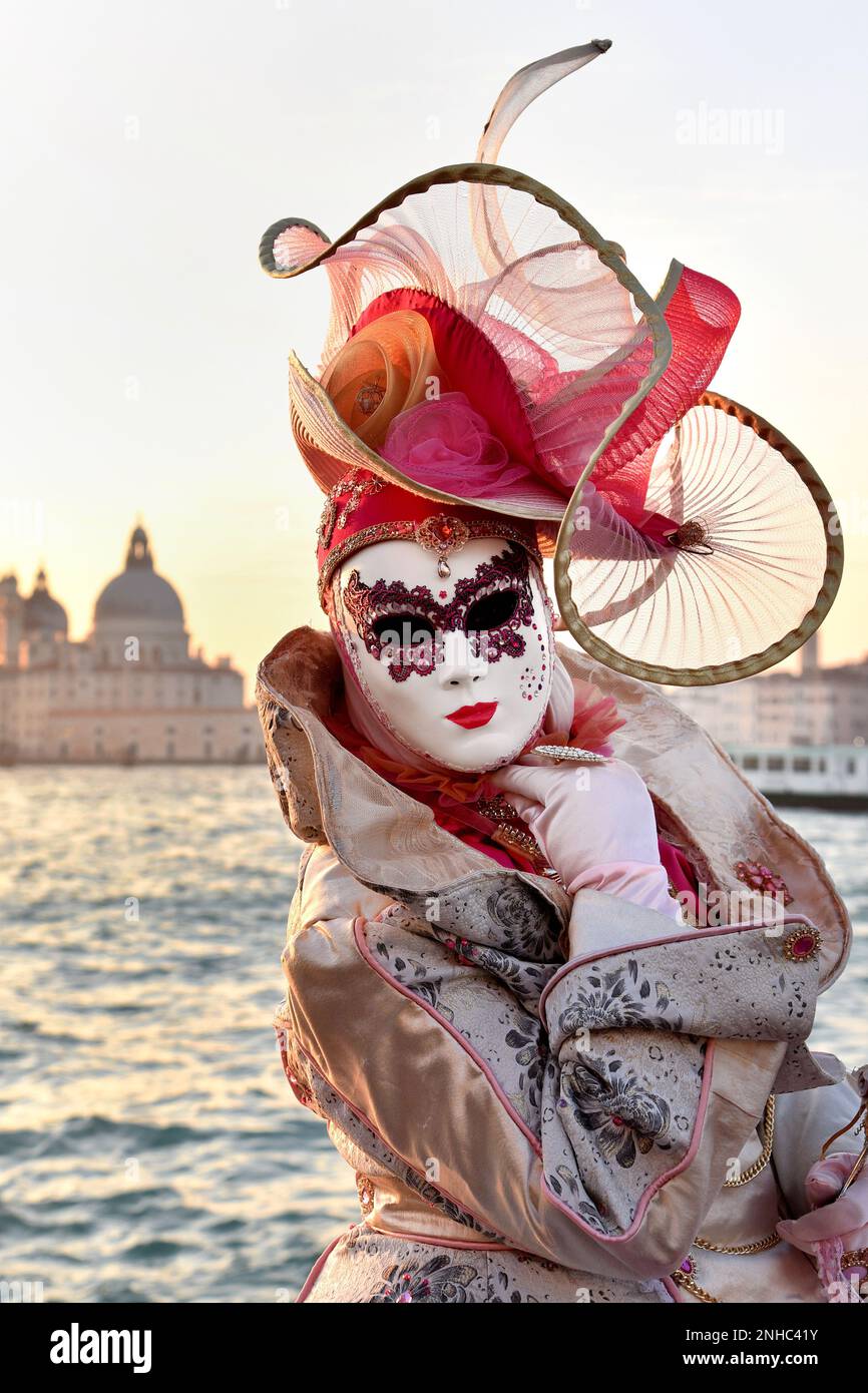 Venise, Italie. 11th févr. 2023. Les fêtards posent avec de beaux costumes et masques pendant le Carnaval de Venise 2023 à Venise, Italie, le 11 février 2023. Le Carnaval a lieu à Venise chaque année à partir de deux semaines avant le mercredi des cendres et se termine le mardi de Shrove et attire des touristes du monde entier (photo par Laura Villani/Sipa USA) Credit: SIPA USA/Alay Live News Banque D'Images