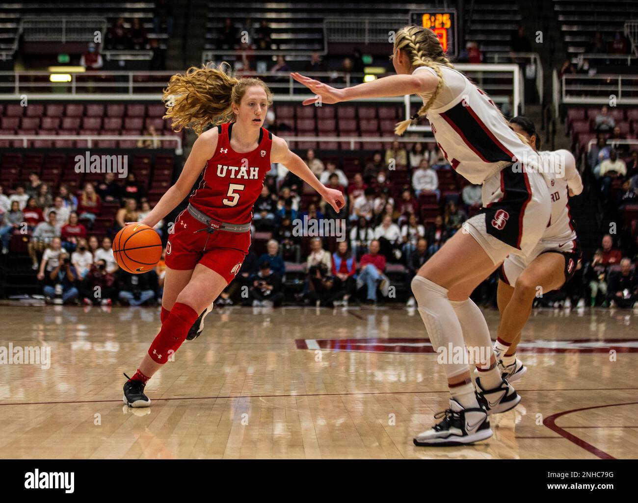 January 20 2023 Palo Alto CA, U.S.A. Utah guard Gianna Kneepkens (5)goes to the hoop during the NCAA Women's Basketball game between Utah Utes and the Stanford Cardinal. Stanford beat Utah 74-62 at Maples Pavilion Palo Alto, CA. Thurman James /CSM (Credit Image: © Thurman James/CSM via ZUMA Press Wire) (Cal Sport Media via AP Images) Banque D'Images