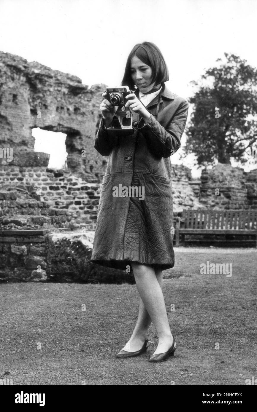 Adolescente portant un manteau en cuir 1968 PHOTO DE DAVID BAGNALL Banque D'Images